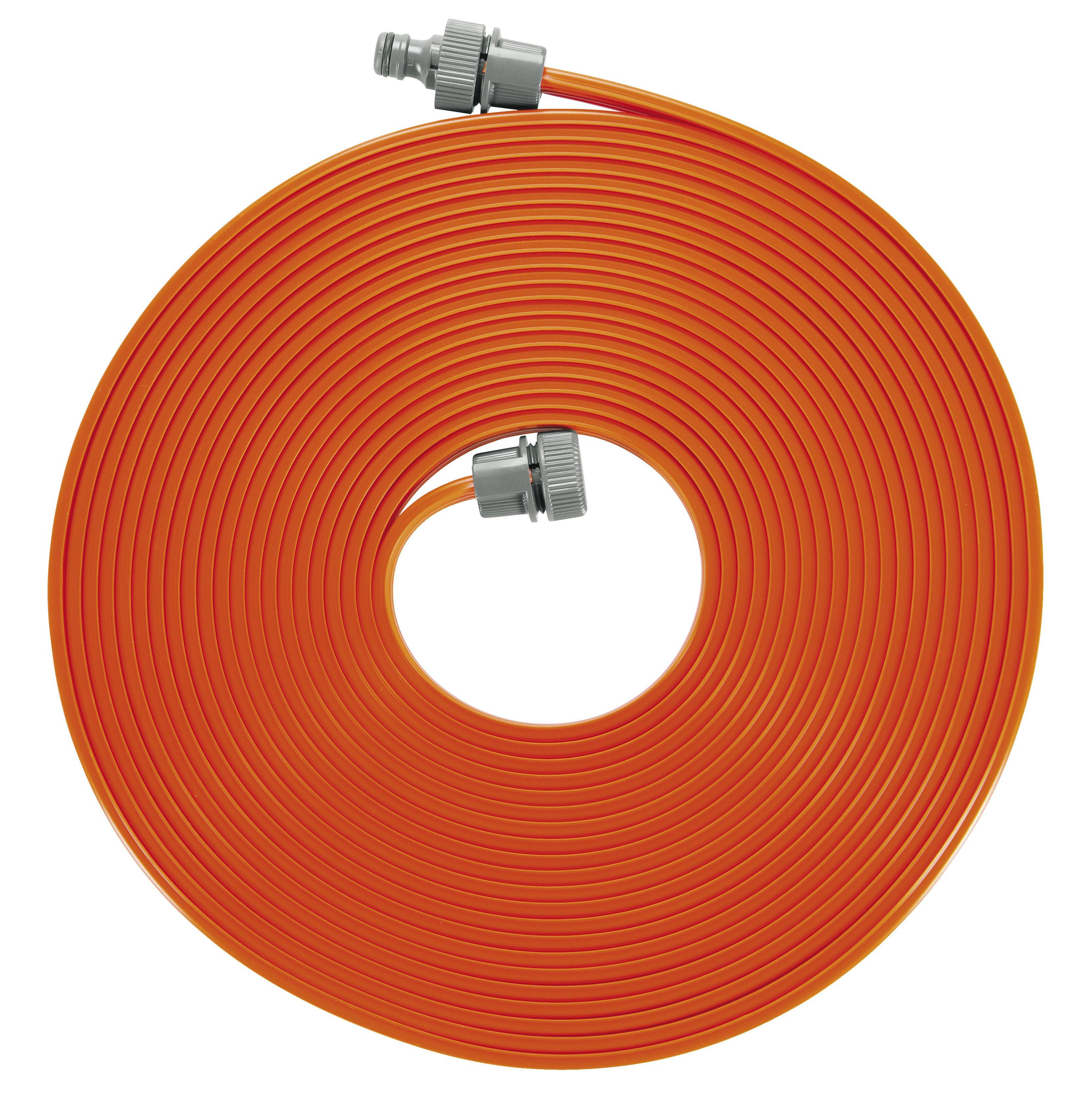Eine aufgewickelte, orangefarbene Sprühschlauchrolle mit Metallanschlüssen, bereit zum Bewässern von Gärten oder Rasenflächen.