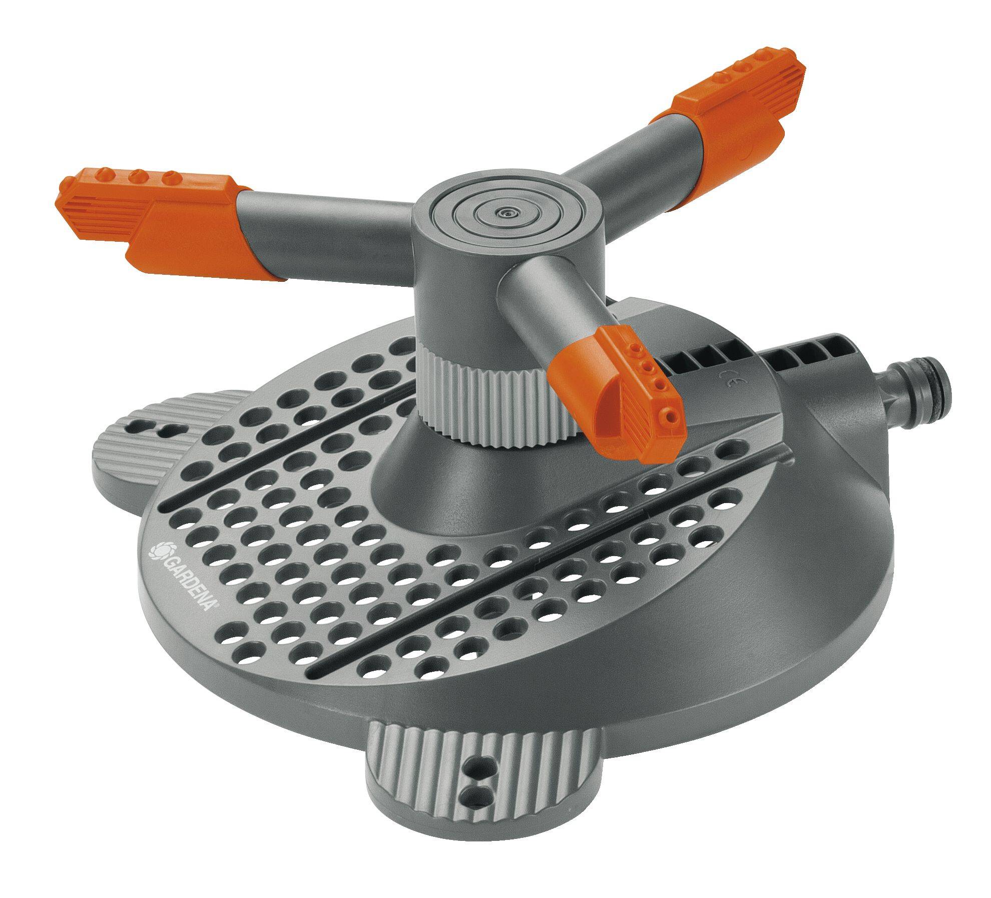 Ein grauer Rasensprinkler mit drei orangefarbenen Armen, geeignet für Bewässerung im Garten.