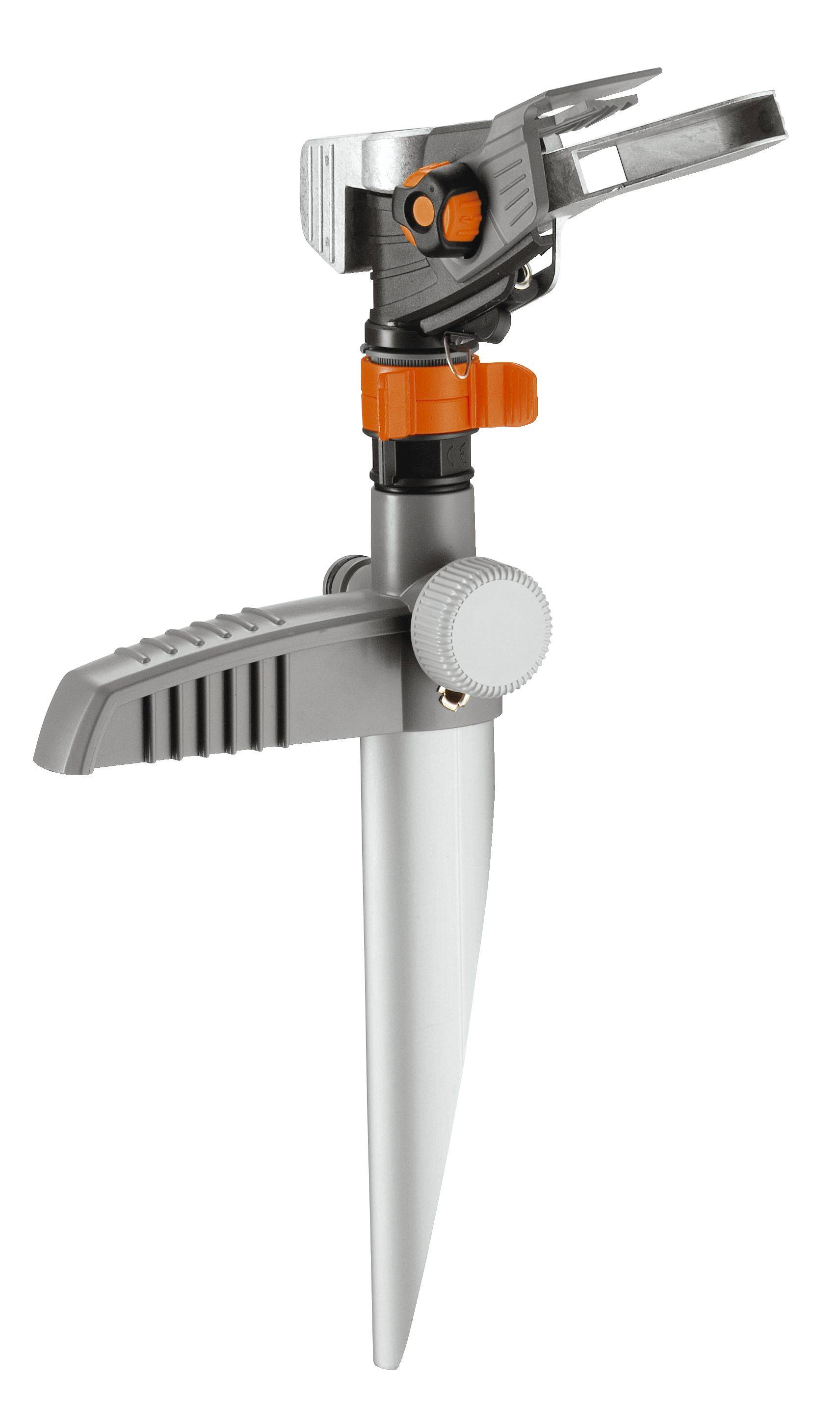 Ein grauer Gartenregner mit Erdspieß und orangefarbenen Akzenten, geeignet für die Bewässerung von Rasenflächen und Gärten.