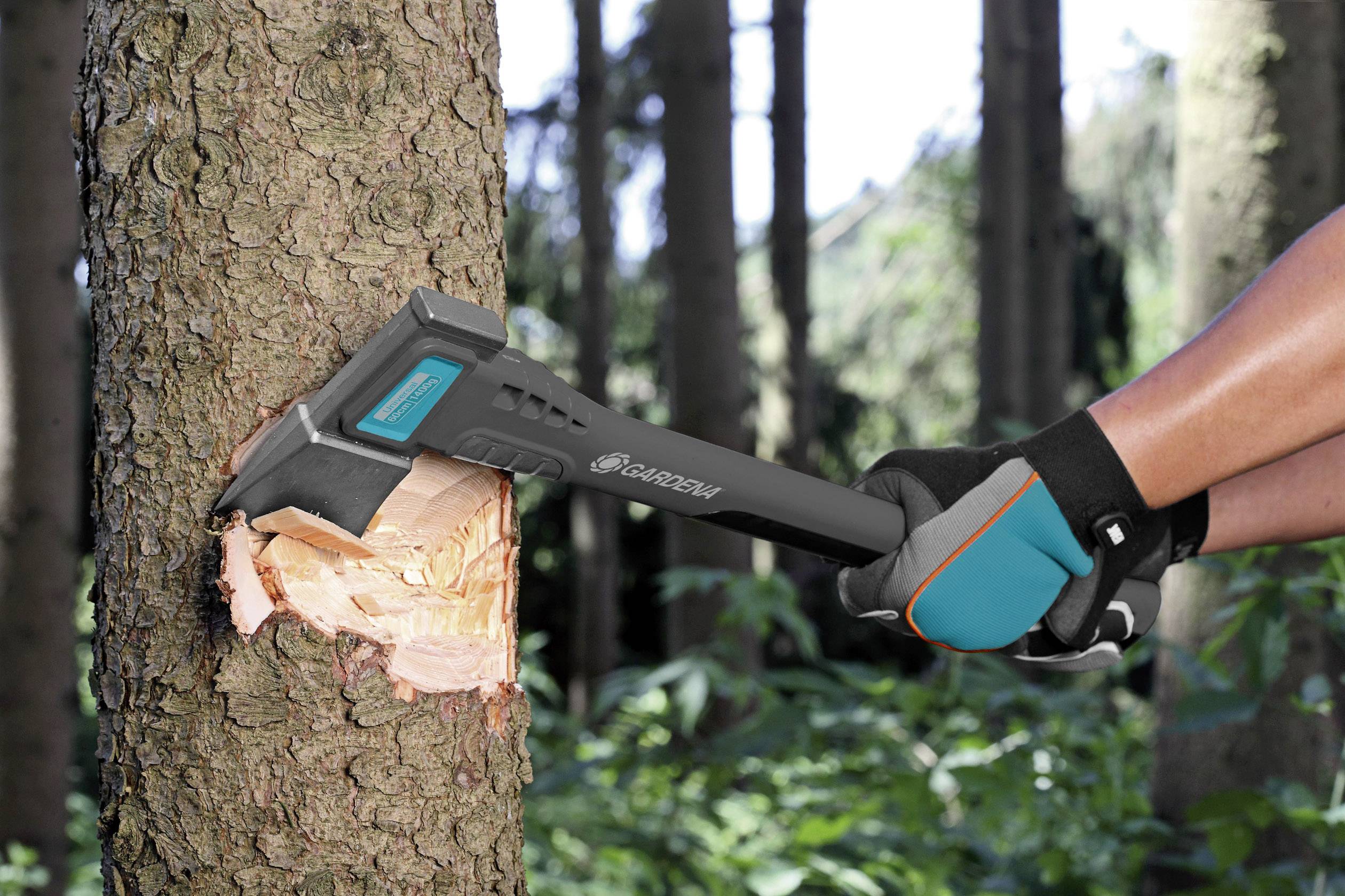 Eine Person mit Handschuhen hackt mit einer Axt in einen Baumstamm im Wald.