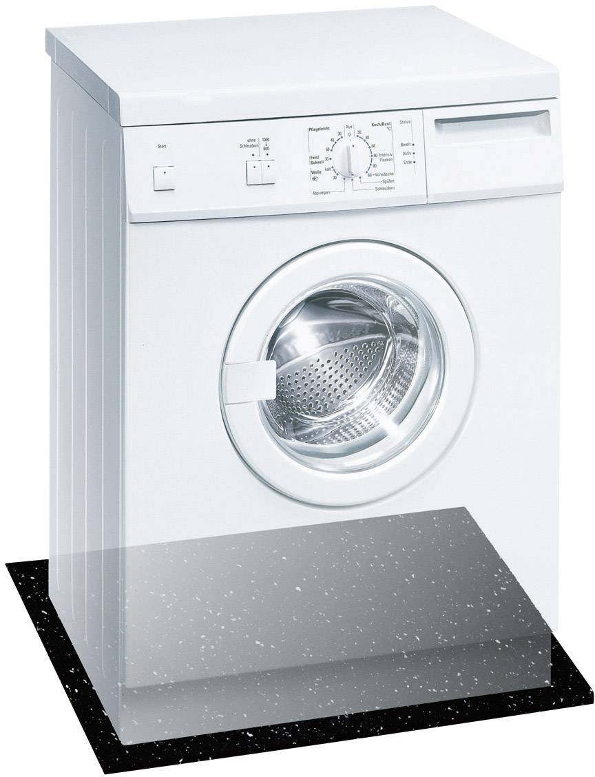 Eine weiße Waschmaschine mit einem Bedienfeld oben, Drehregler für Programme und eine runde Fronttür. Sie steht auf einer schwarzen, glänzenden Oberfläche.