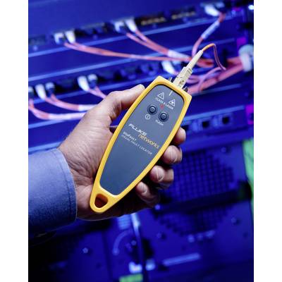 'Eine Hand hält ein gelbes Kabelprüfgerät vor einem Server mit orangefarbenen und blauen Kabeln.'