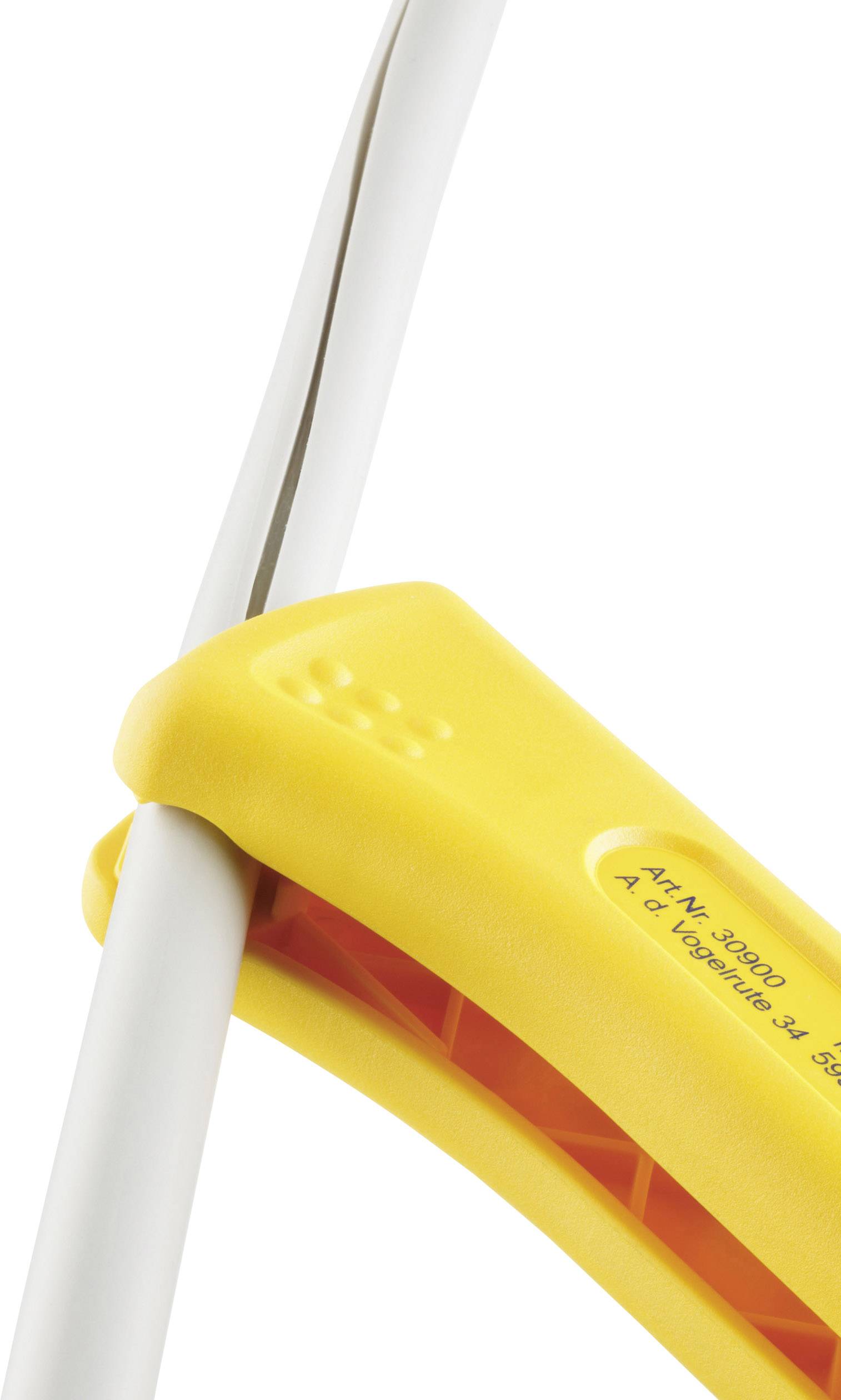 Gelbes Kabelschneidewerkzeug schneidet ein langes, dickes Kabel.