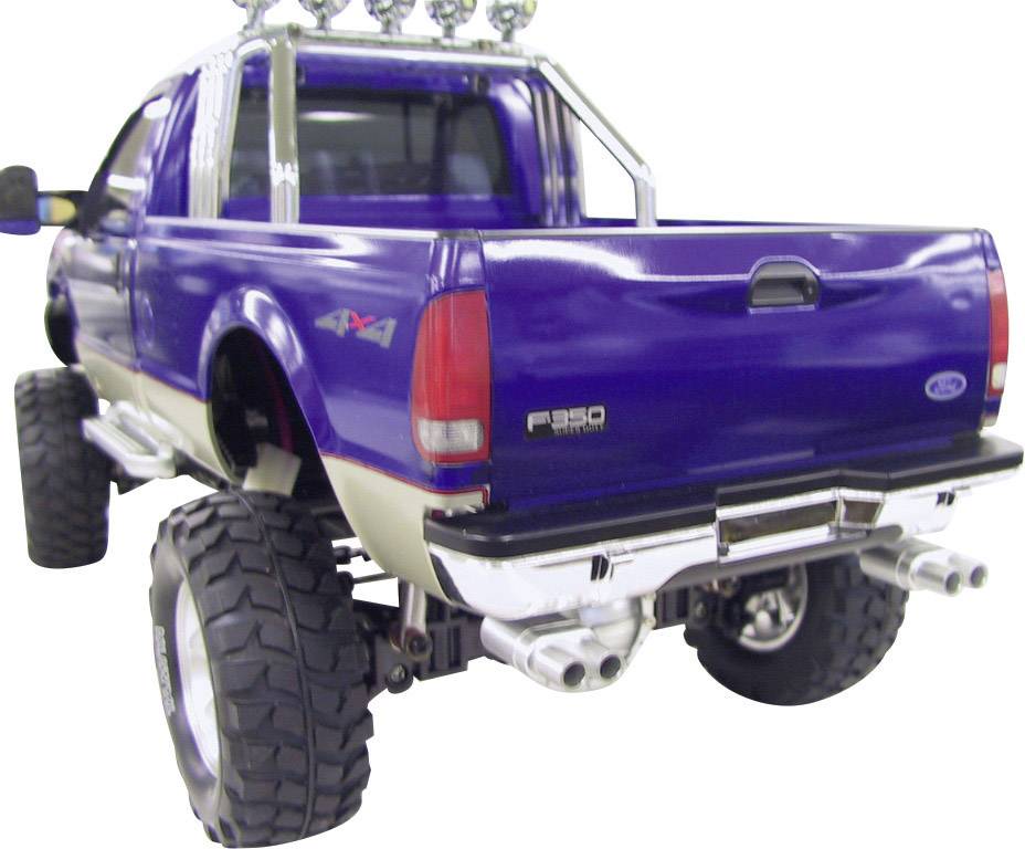 Ein blauer Ford Pickup-Truck mit erhöhter Karosserie und großen Offroad-Reifen, von hinten gesehen.