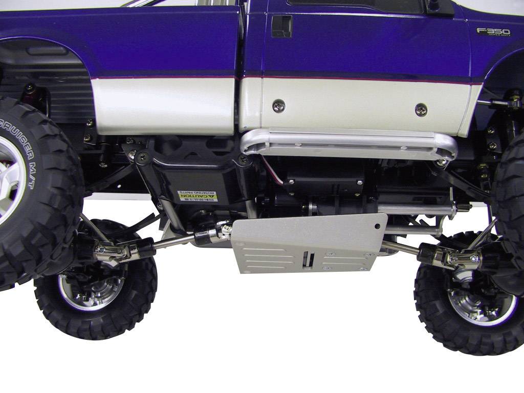 Großer Offroad-Reifen eines geländegängigen Fahrzeugs, dargestellt mit robuster Federung und Unterbodenschutz.