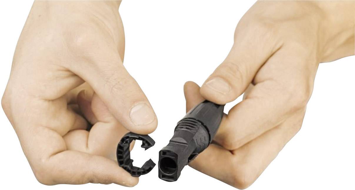 Eine Hand hält einen Stecker, während die andere Hand einen Sicherungsring über den Stecker hält, als ob er befestigt wird.
