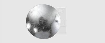 Silberner, runder, leicht reflektierender Metallknopf auf grauem Hintergrund.