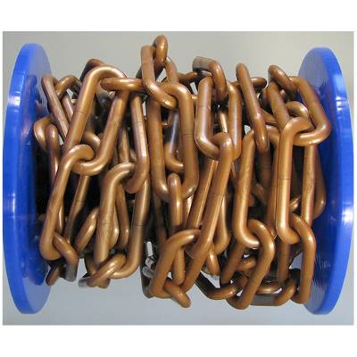 Eine große, bronzefarbene Kette ist eng um eine blaue Spule gewickelt, die auf einem neutralen Hintergrund steht.