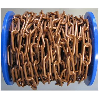 Eine große Spule mit aufgewickelter Metallkette, bei der die Glieder eine bräunliche Farbe haben.