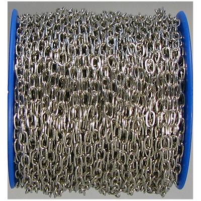 Rolle mit silberner Kette aus Metall, dicht aufgerollt, auf blauem Kunststoffspulenkern. Die Kettenglieder sind klein und gleichmäßig.