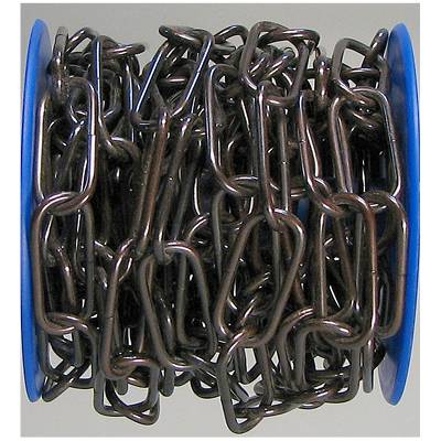 Eine Rolle mit massiven Metallketten, die eng aufgerollt sind; die Ketten sind aus robustem, dunklem Metall, auf blauer Spule.