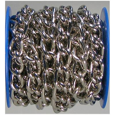 Eine Metallkette auf einer blauen Rolle. Die Kette besteht aus silbernen Gliedern, die eng miteinander verbunden sind.