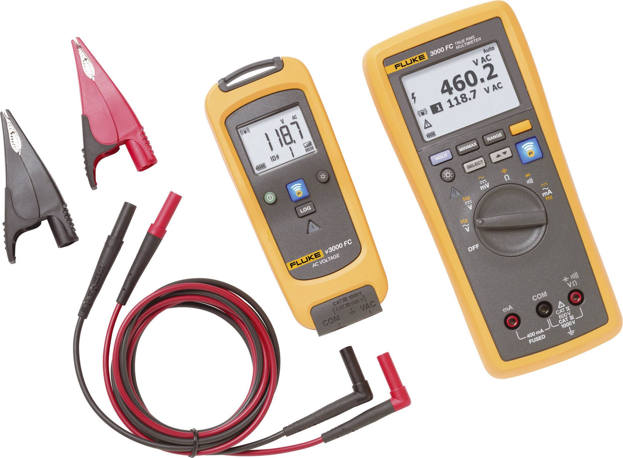 Zwei digitale Multimeter und Krokodilklemmen. Das linke Gerät zeigt Spannung 118,7 V AC, das rechte 460,2 V AC. Messleitungen angeschlossen.