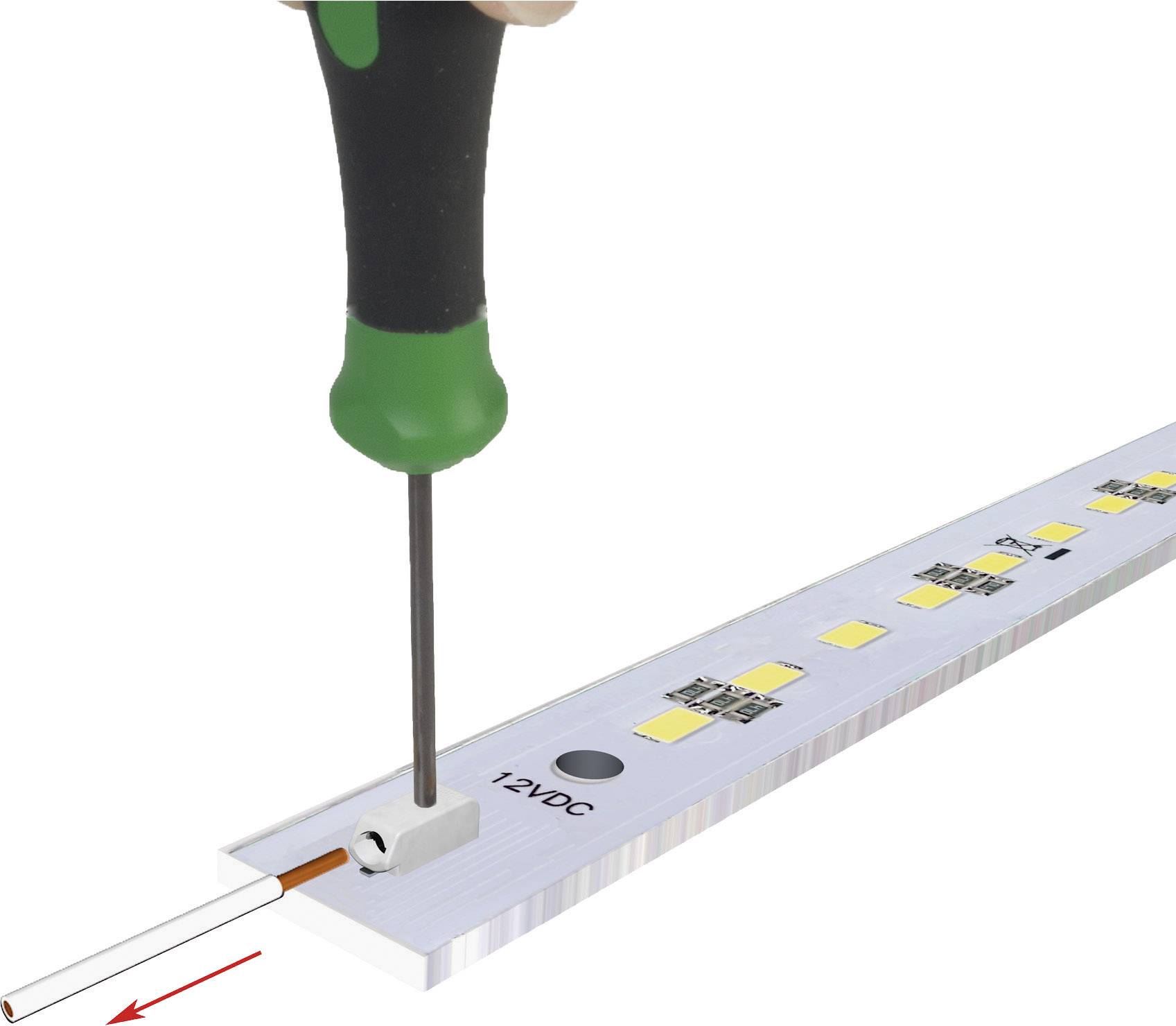 Eine Hand benutzt einen Schraubenzieher, um eine Schraube in eine LED-Lichtleiste mit der Aufschrift '12VDC' zu drehen.