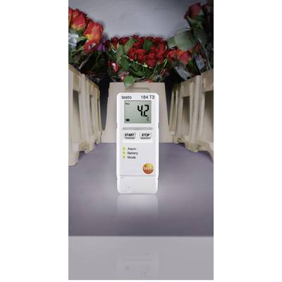 Ein digitaler Temperatur-Datenlogger zeigt '42' an. Im Hintergrund sind Blumenkisten zu sehen.