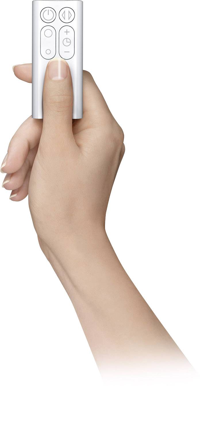 Eine Hand hält eine silberne Fernbedienung mit sechs Funktionstasten, eingeschlossen eine Ein-/Aus-Taste und Lautstärkeregler.