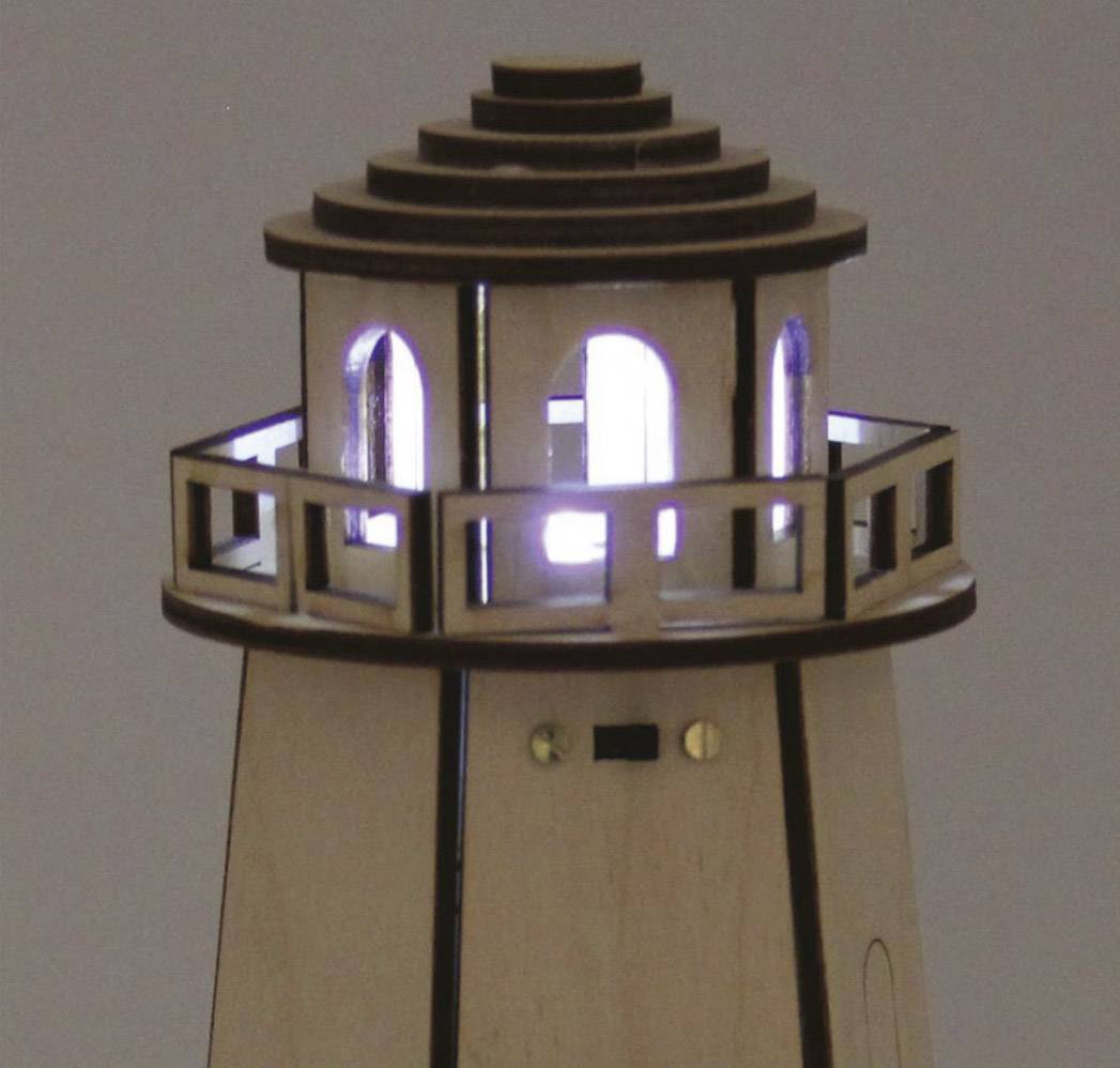 Ein Modell-Leuchtturm aus Holz mit beleuchtetem oberen Teil. Der Turm hat mehrere Fenster und ist einfach dekorativ gestaltet.