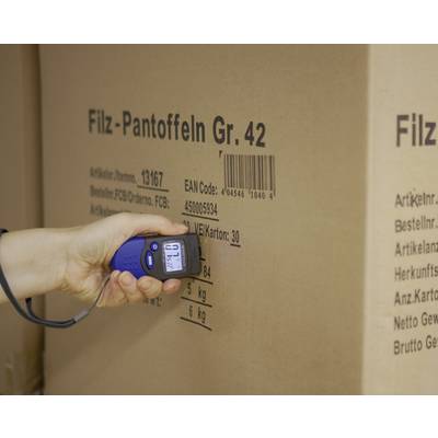 'Hand hält ein Gerät an einen Karton mit der Aufschrift: Filz-Pantoffeln Gr. 42. Barcode und Gewicht von 6 kg sind zu sehen.'