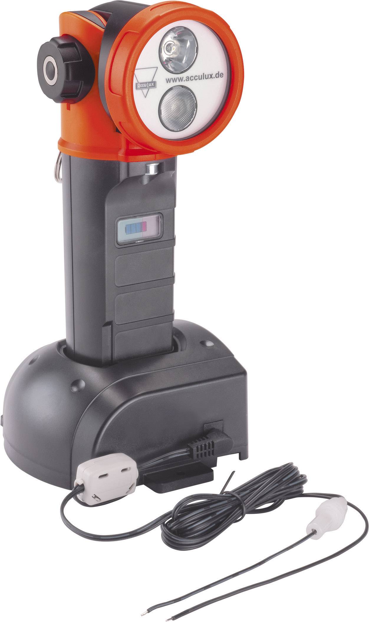Akkuleuchte mit rotem Lampenkopf und schwarzem Griff, inklusive Ladestation und Ladekabel, Markenaufdruck auf der Lampe.