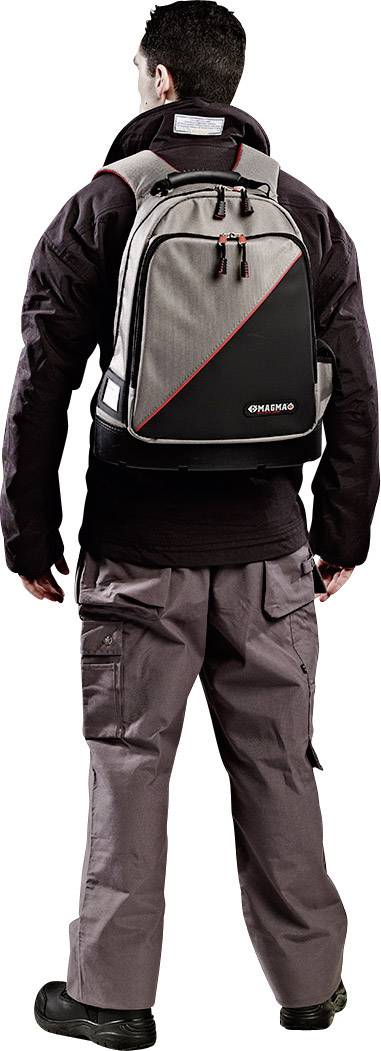 Eine Person in Outdoor-Kleidung und Stiefeln steht mit dem Rücken zur Kamera, trägt einen grauen Rucksack mit roter Verzierung.