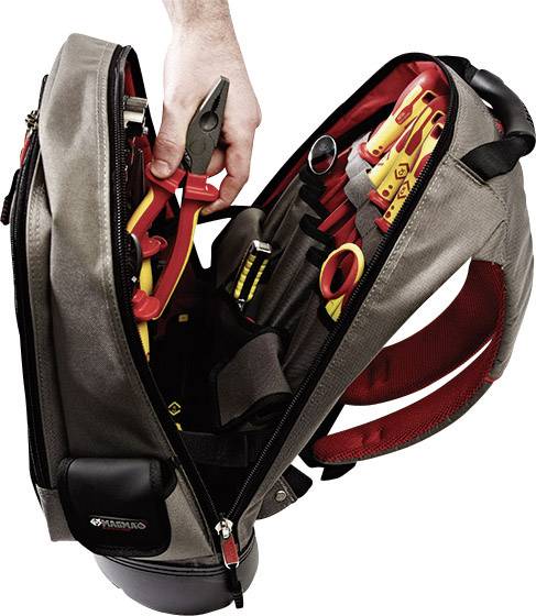 Eine Hand greift in einen geöffneten Werkzeugrucksack, der gefüllt ist mit verschiedenen Werkzeugen wie Schraubendrehern und Zangen.