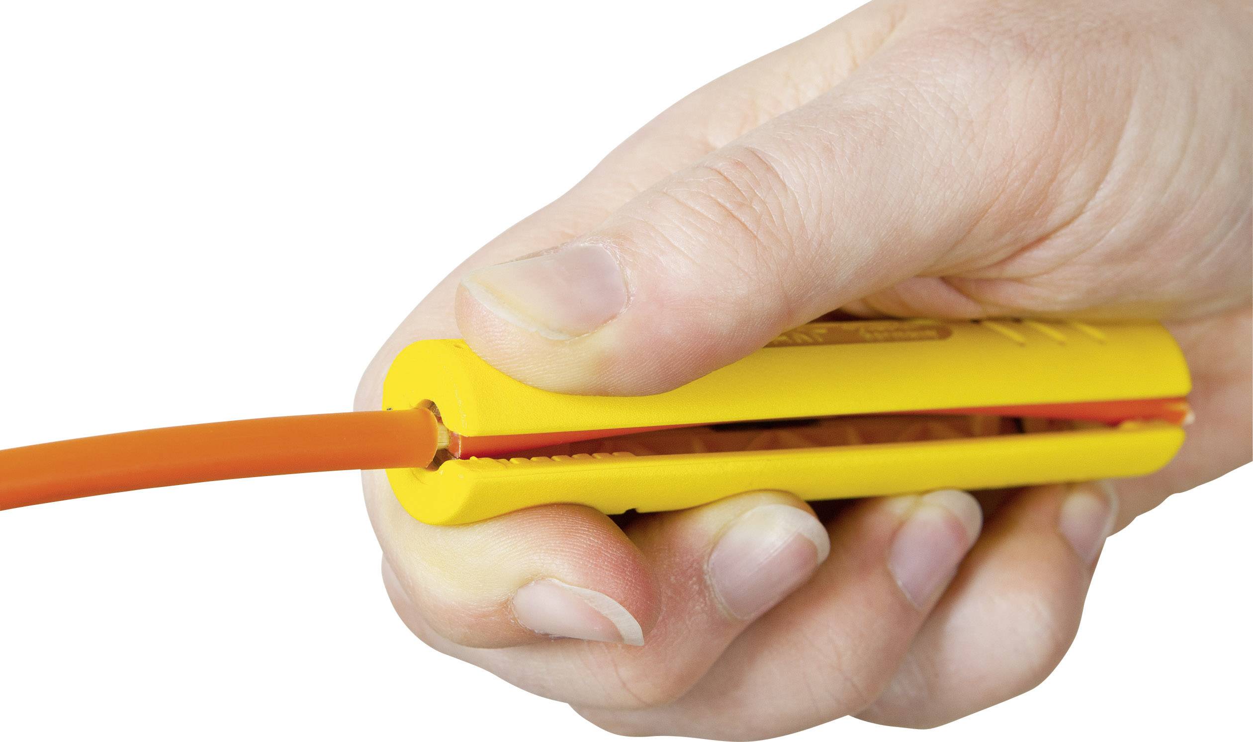 Eine Hand hält ein gelbes Werkzeug, das ein orangefarbenes Kabel abschneidet.
