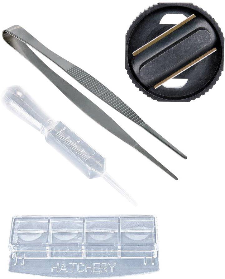 Brutgeräteset bestehend aus einer Pinzette, einer Pipette, einem Messbecherdeckel und einer Brutbox, wahrscheinlich für Insekten.