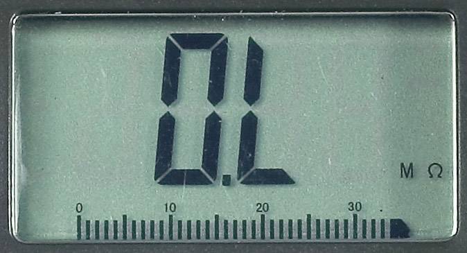 Ein digitales Display zeigt '0.L' mit einer Skala darunter. Rechts steht 'M Ω', was Megohm anzeigt.