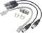 Drei Kabel mit unterschiedlichen Steckern: zwei RJ45-Stecker und ein BNC-Stecker. Außerdem zwei weiße, rechteckige Verbinder.
