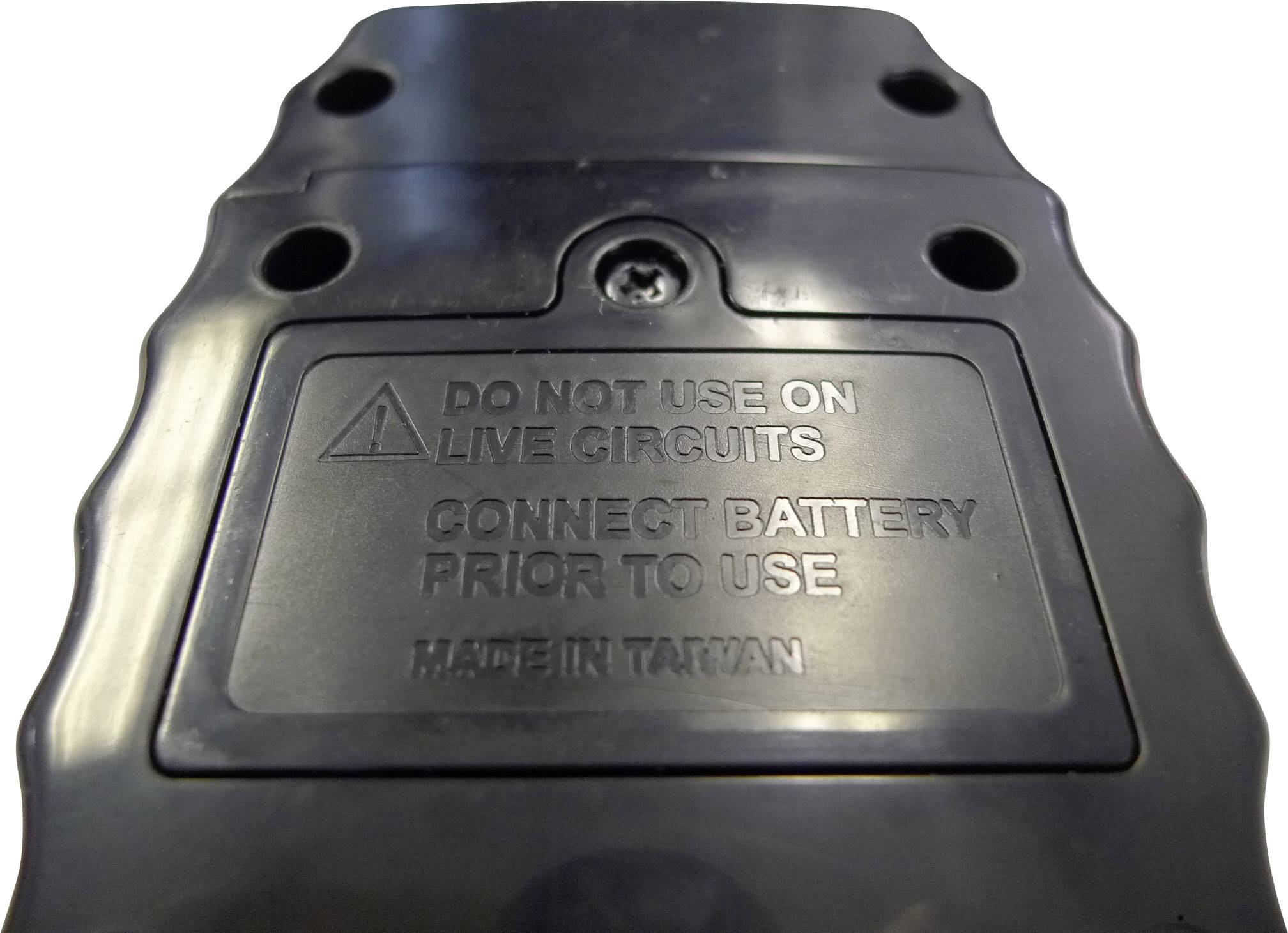 Schwarzes Kunststoffgehäuse mit Warnhinweis: 'DO NOT USE ON LIVE CIRCUITS. CONNECT BATTERY PRIOR TO USE. MADE IN TAIWAN'.
