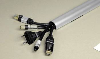 Verschiedene Kabel, darunter HDMI- und Stromkabel, kommen aus einem silbernen Kabelkanal heraus.