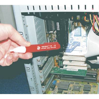 Person prüft mit Spannungsprüfer Kabelverbindung im Computergehäuse auf elektrischen Stromfluss. Komponenten und Kabel sichtbar.