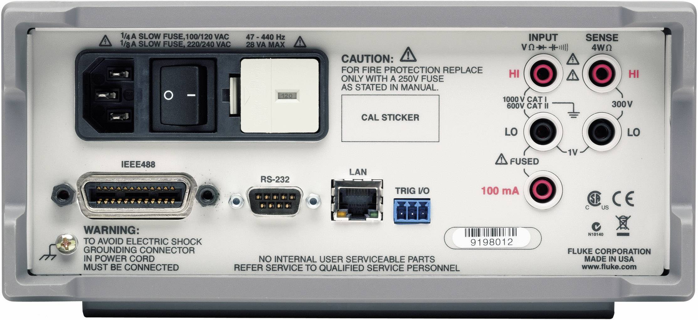 Rückseite eines elektronischen Geräts mit mehreren Anschlüssen und Warnhinweisen. Beschriftungen weisen auf Spannungen und Sicherungen hin.