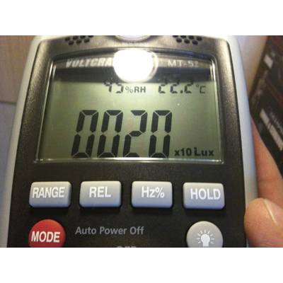 Ein digitaler Luxmeter zeigt aktuell einen Wert von 20 auf dem Display an, mit Umgebungswerten von 79% relativer Luftfeuchtigkeit und 22,2°C.