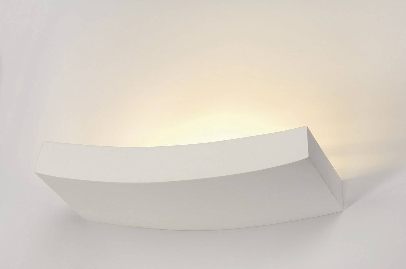 Eine minimalistische Wandlampe aus weißem Kunststoff mit indirektem, warmem Licht.