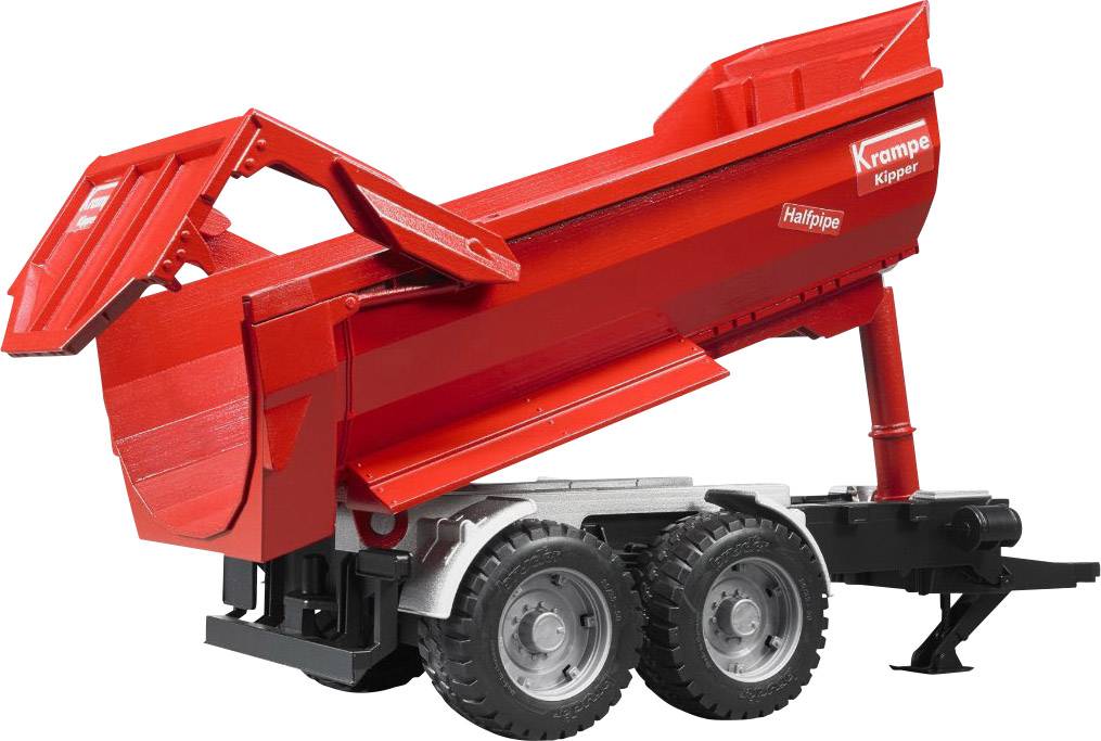 Ein roter Kipper mit der Aufschrift 'Krampe Halfpipe', aufgebockt und gekippt nach hinten auf einem Anhänger mit zwei Achsen.