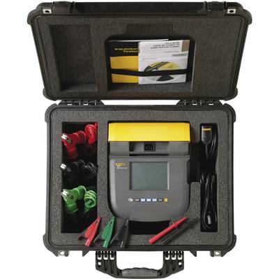 Tragbarer elektrischer Installationstester in einem Koffer mit Zubehör wie Messleitungen und Handbuch, bereit für den Einsatz.