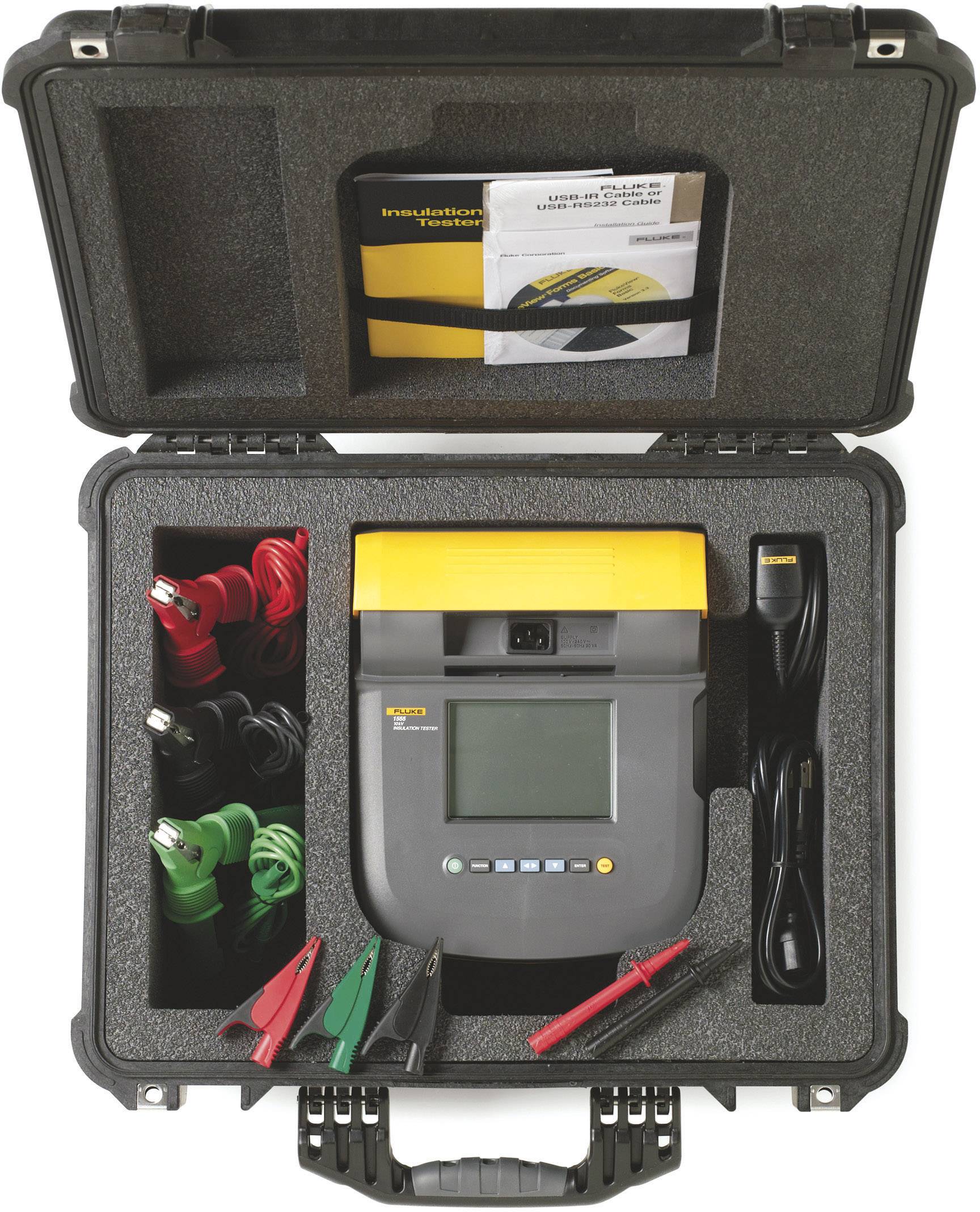 Ein offener Koffer mit einem elektrischen Messgerät in der Mitte, umgeben von verschiedenen Kabeln und einer Bedienungsanleitung.