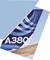 Flugzeugflosse mit blauen Wellenmustern und der Aufschrift 'A380' am Heck eines Flugzeugs gegen einen klaren Himmel.
