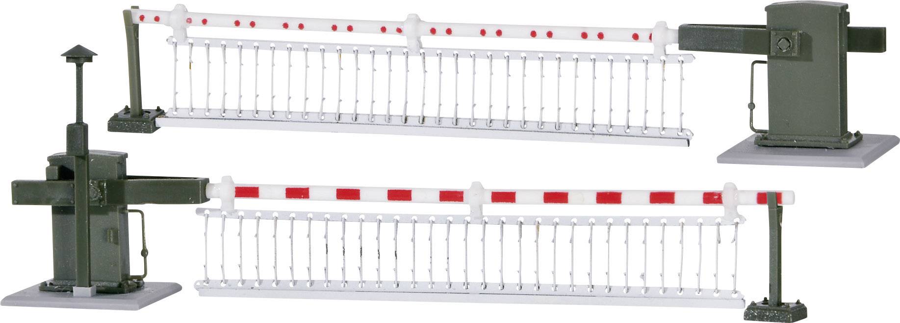 Zwei Modelleisenbahn-Schranken mit rot-weißen Streifen und Gitter. Links ein mechanisches Steuerhäuschen, rechts ein Kasten.