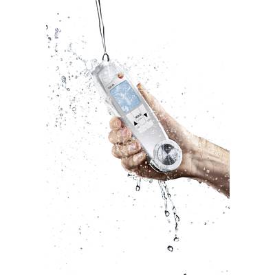 Eine Hand hält ein wasserdichtes Thermometer in spritzendem Wasser, das eine blaue Anzeige und Tasten zur Bedienung zeigt.