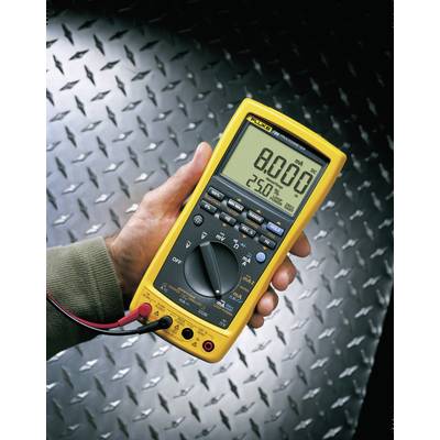 Eine Hand hält ein digitales Multimeter vor einem metallischen Hintergrund. Das Display zeigt eine Messung von 8.000 mA an.