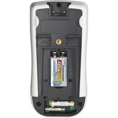 Eine Fernbedienung mit geöffneter Rückseite zeigt ein eingelegtes Alkaline-Batteriefach und eine Sicherung.