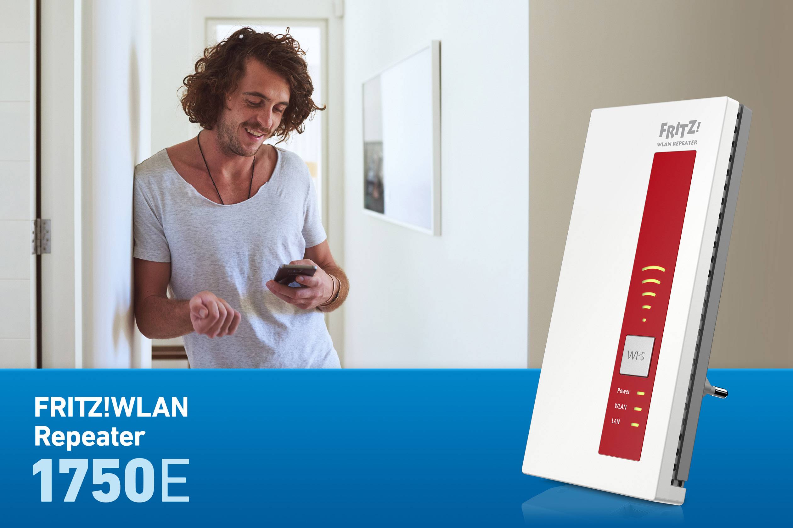 Ein Mann benutzt ein Smartphone neben einem Fritz!WLAN Repeater 1750E. Der Repeater wird im Vordergrund hervorgehoben.