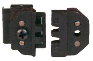 Zwei schwarze Kunststoffkomponenten mit Schrauben, möglicherweise Teil eines elektrischen Steck- oder Verbindungssystems.