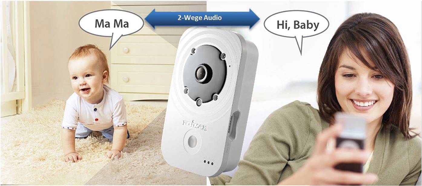 Ein Baby sitzt lächelnd auf dem Boden und eine Frau spricht über ihr Smartphone mit einer Babyüberwachungs-Kamera.