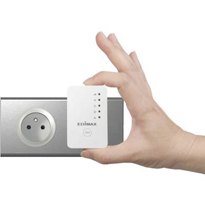 Eine Hand hält einen WLAN-Extender in der Nähe einer Steckdose, zeigt die einfache Handhabung und Installation des Geräts.