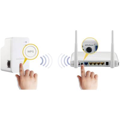 Eine Hand zeigt auf die WPS-Taste eines WLAN-Repeaters, daneben eine andere Hand auf die WPS/Reset-Taste eines WLAN-Routers.