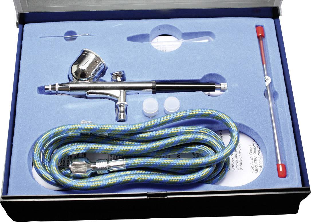 Eine Airbrush-Pistole mit zwei kleinen Behältern, einem Luftschlauch und einer Reinigungsbürste in einer blauen Schaumstoffverpackung.