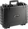 Ein schwarzer, robuster Outdoor-Koffer mit Griff. Aufkleber mit der Aufschrift 'outdoor.cases type 5000'.